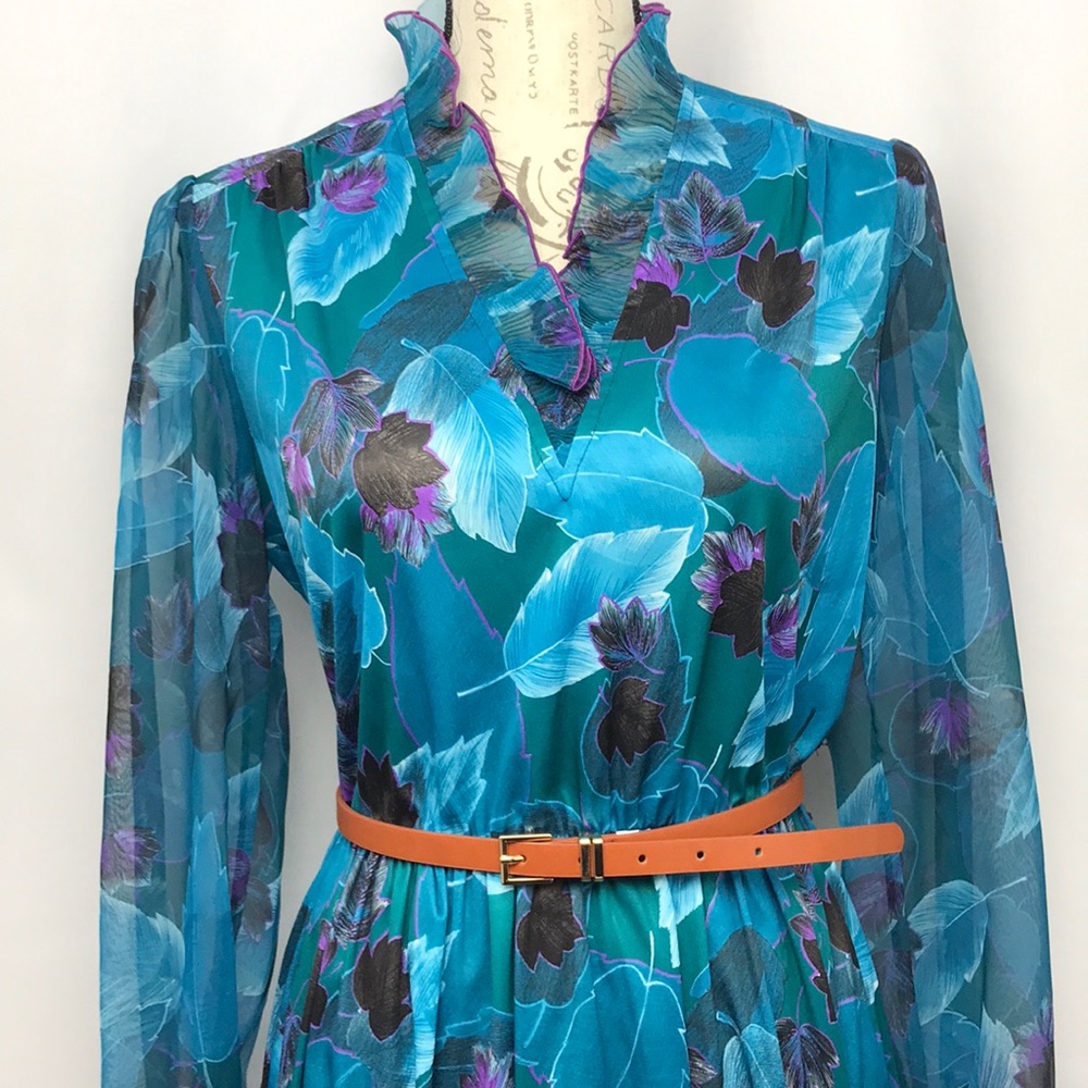 Vintage Bobby's Girl: Floral Midi Dress with Timeless Charm